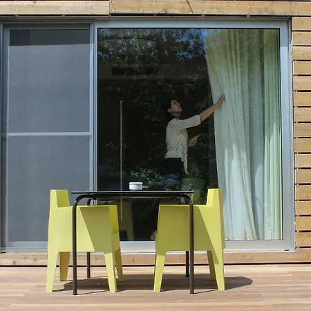 מלון Forest Living 4*